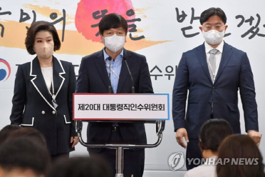 김도식 제20대 대통령직인수위원회(이하 인수위) 사회복지문화분과 인수위원이 28일 서울 종로구 통의동 인수위 기자회견장에서 문화 생태계 복원 및 문화산업 성장을 위한 국정과제 브리핑을 하고 있다. (왼쪽부터) 백현주 전문위원, 김도식 위원, 김동원 전문위원. <인수위사진기자단, 연합뉴스>